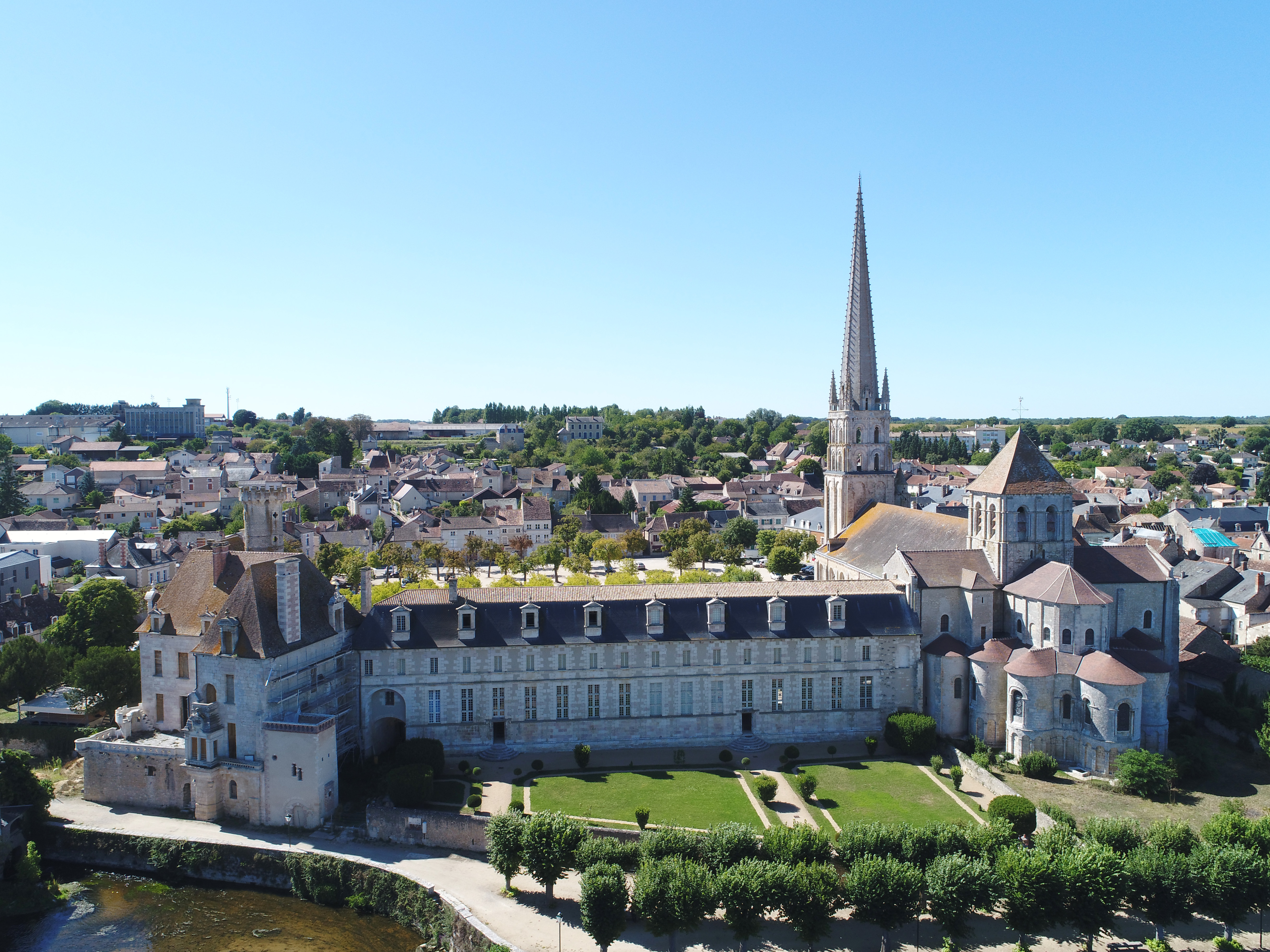 Abbaye_de_Saint-Savin_-_Patrimoine_mondial_de_l_UNESCO-Momentum_Productions_Mickael_PLANES-5936