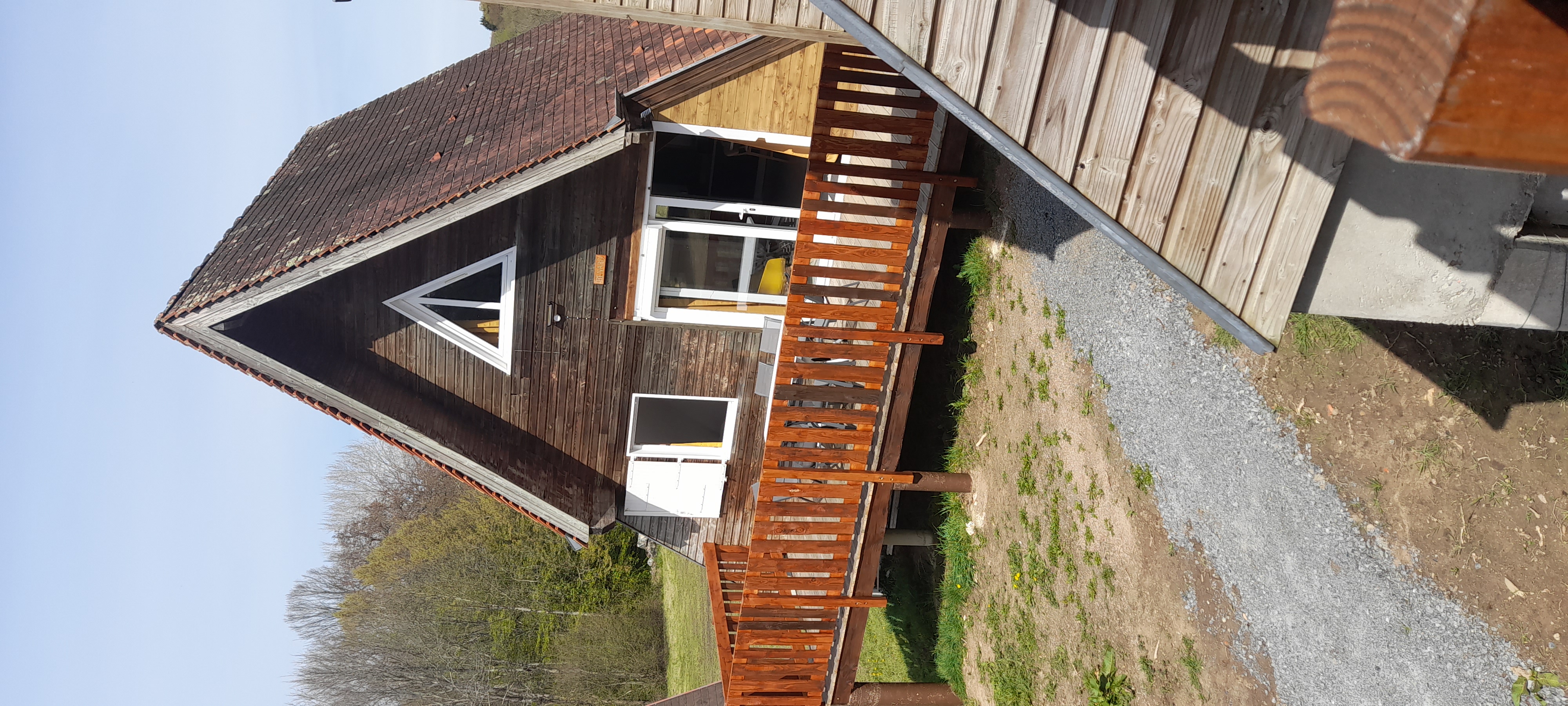 chalet avec grande terrasse extérieure