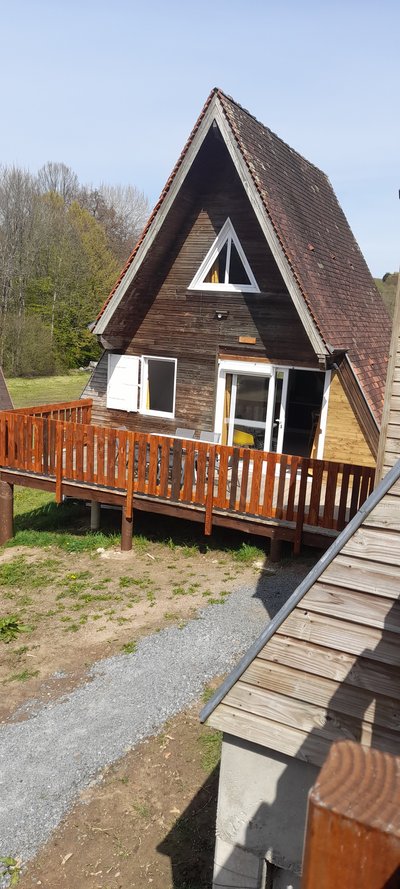 chalet avec grande terrasse extérieure